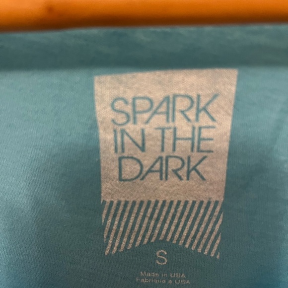 Spark in the Dark Size S “Democrats Know How to Party” T-Shirt - Picture 3 of 4